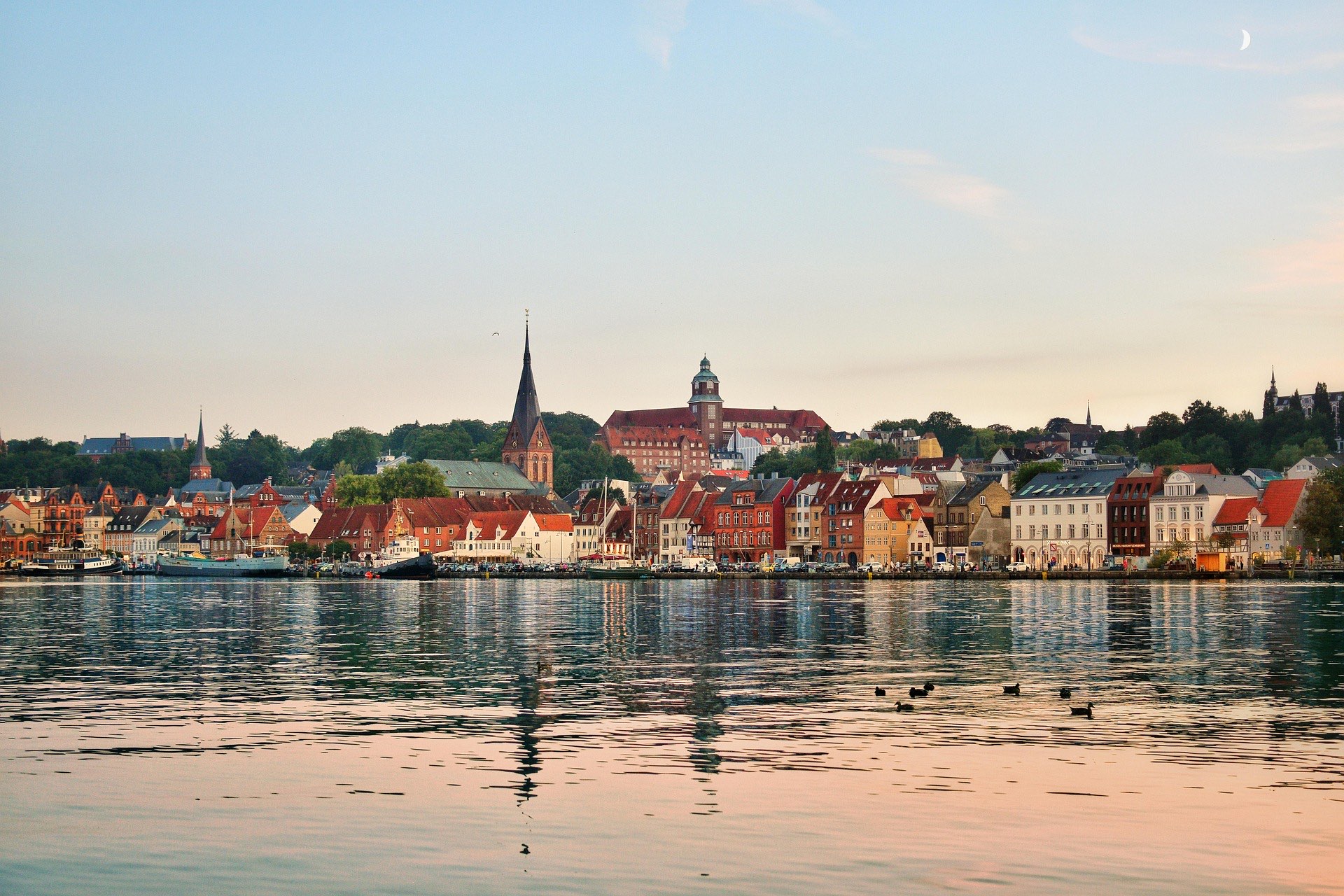 Blick über die Flensburger Förde auf die Altstadt im Abendlicht